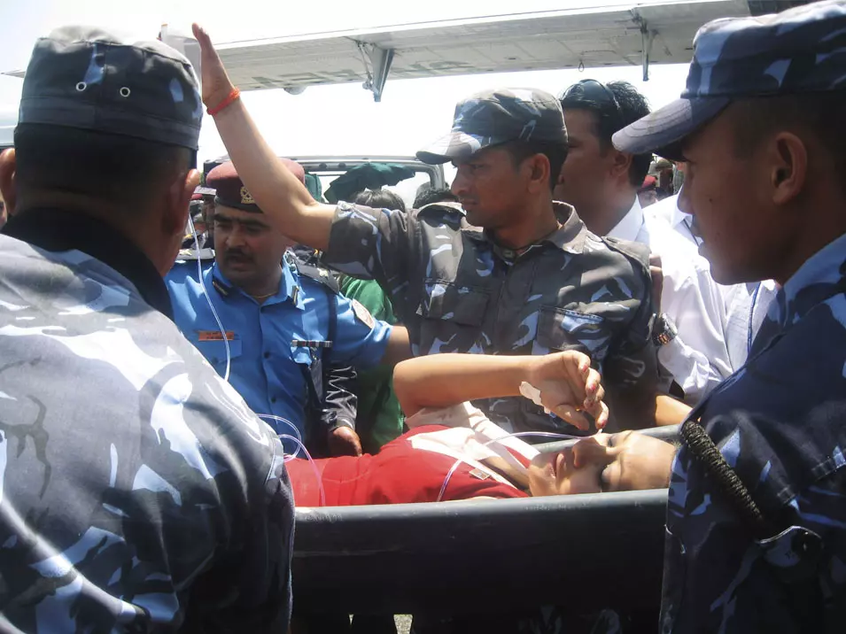 דיילת נפאלית שנפצעה בהתרסקות מפונה לבית החולים בפוקרה