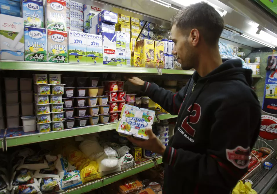 "החרם לא ייעצר בסימון מוצרים מההתנחלויות". פלסטיני רוכש מזון בחנות בשטחים