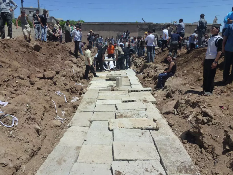 קבר אחים של עשרות מהרוגי הטבח בחולה, בסוף השבוע