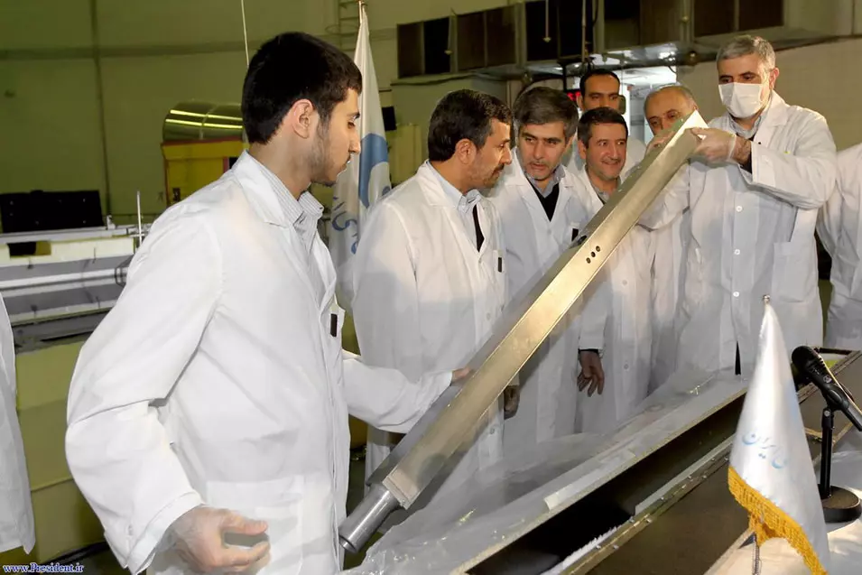קרובים לפצצה? אחמדינג'ד מסייר בכור למחקר גרעיני בטהראן