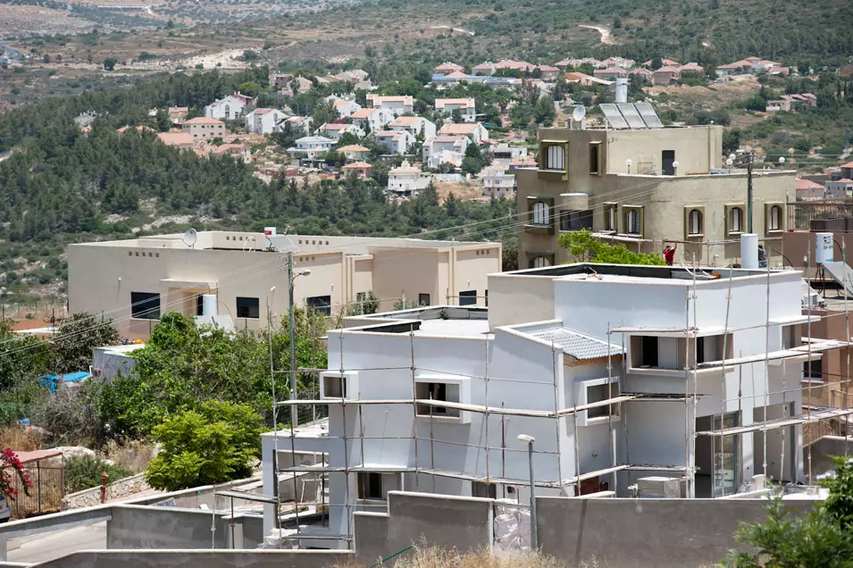 הדו"ח קבע כי לאורך השנים נבנו מאחזים בעידוד ובתקצוב ממשלתי ומכאן לדבריו סלולה הדרך לאישורם