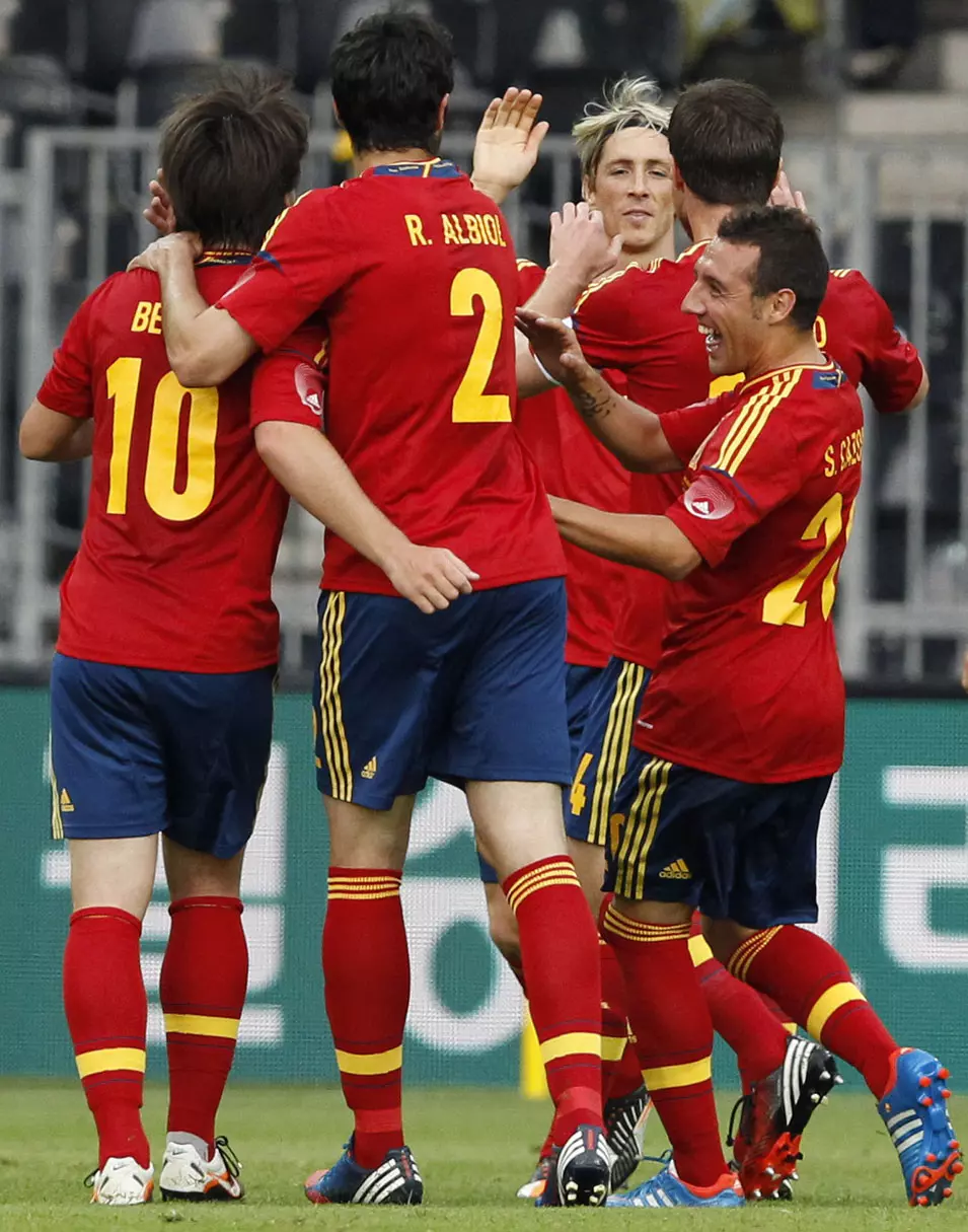 המועמדת הטבעית לשמור על תואר אלופת אירופה. שחקני נבחרת ספרד חוגגים שער