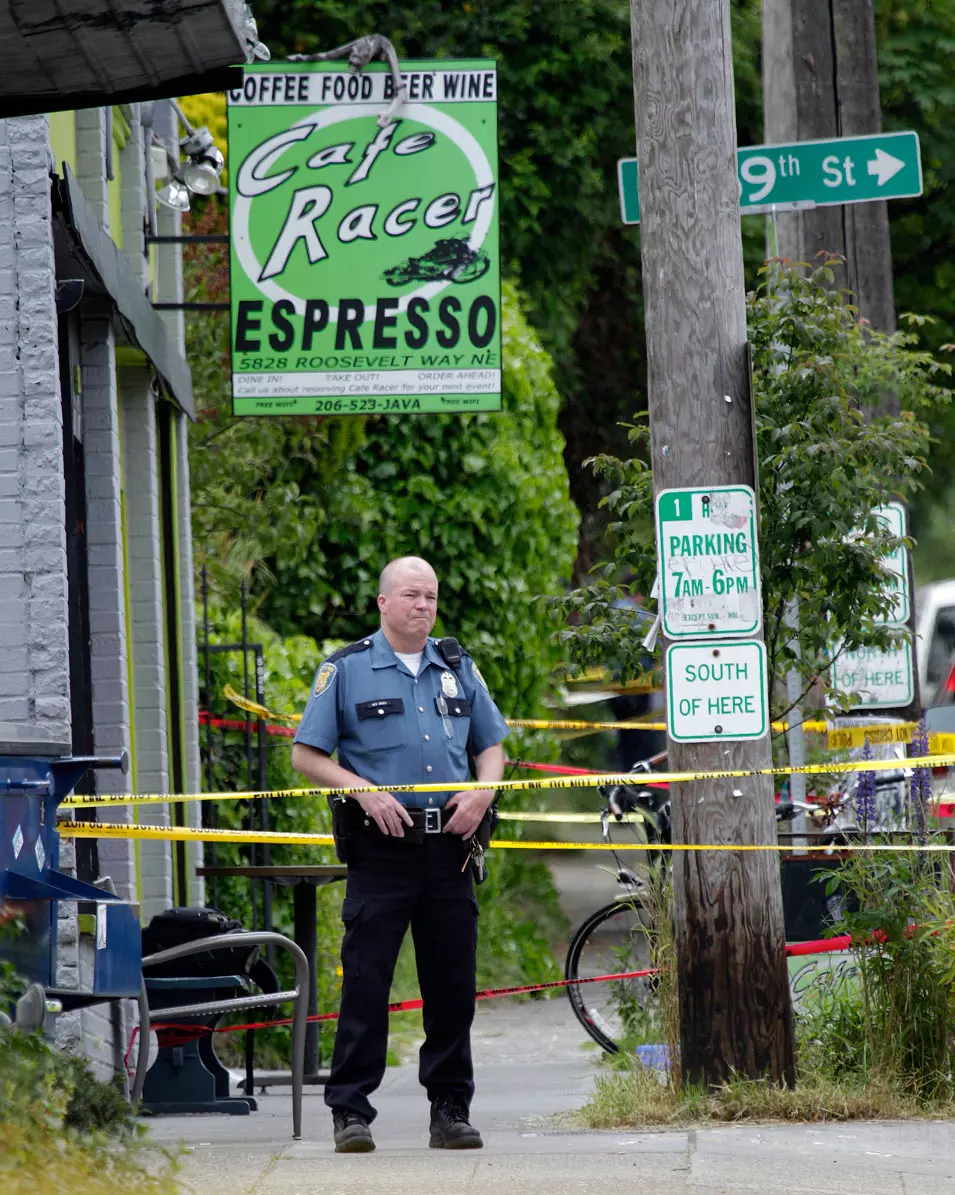 שוטר מחוץ ל"קפה רייסר", לאחר הטבח