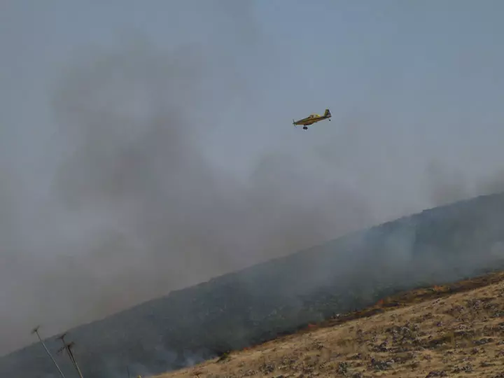 מטוס כיבוי פועל להשתלטות על השריפה. עמיעד, היום