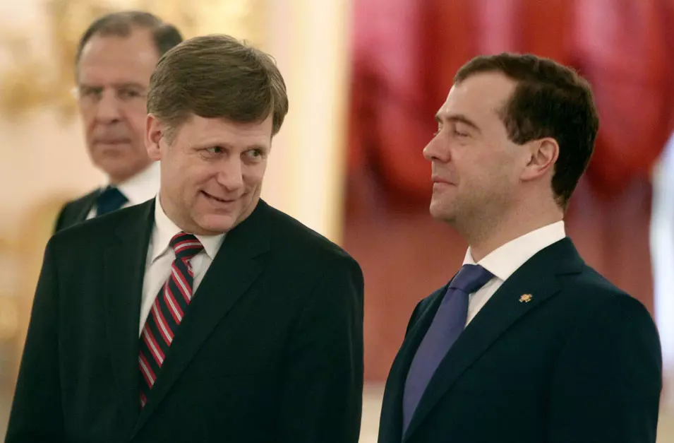 השגריר האמריקני מקפול עם ראש הממשלה הרוסי, מדבדב