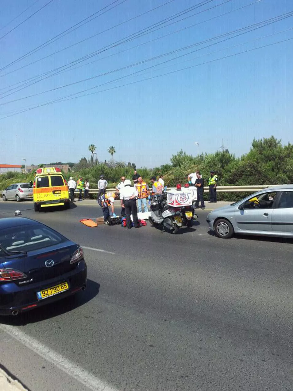 האופנוען התנגש במשאית מסיבה לא ברורה. זירת התאונה ברעננה