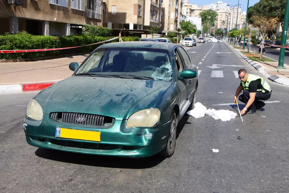 האם ובתה חצו במעבר חצייה כשנפגעו מרכב חולף. זירת התאונה בנתניה, הבוקר