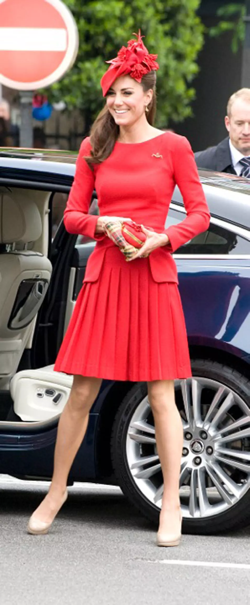 קייט מידלטון בשמלת אלכסנדר מקווין וכובע סילביה פלטצ'ר לג'ון לוק אנד קו בעת משט חגיגי של 1,000 כלי שיט בנהר התמזה במסגרת סוף שבוע חגיגות 60 שנה לכהונת המלכה אליזבת השנייה, 3 יוני 2012