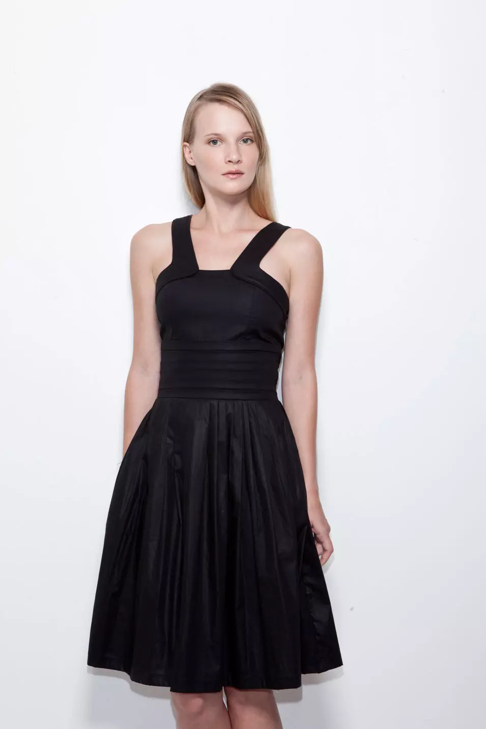Black Market - שמלת שיפון וכותנה: 690 שקלים (להשיג בעלמה, מתחם התחנה, תל אביב; בנקר, דיזנגוף 210, תל אביב)