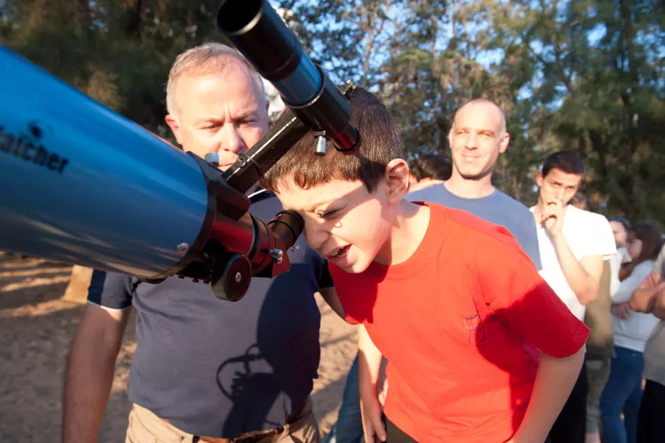 עשרות צופים במעבר נוגה מול השמש במצפה כוכבים בגבעתיים, יוני 2012