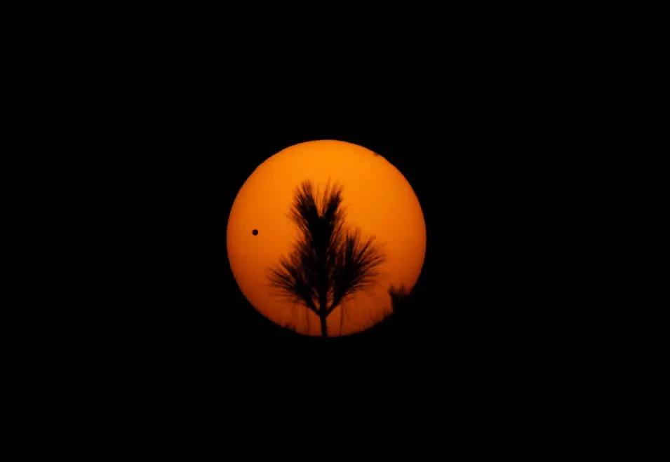 מעבר נוגה מול השמש בקטמנדו, יוני 2012