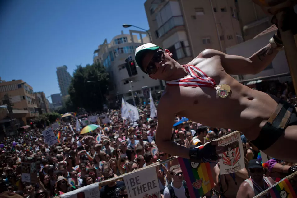 רבבות השתתפו במצעד הגאווה בתל אביב