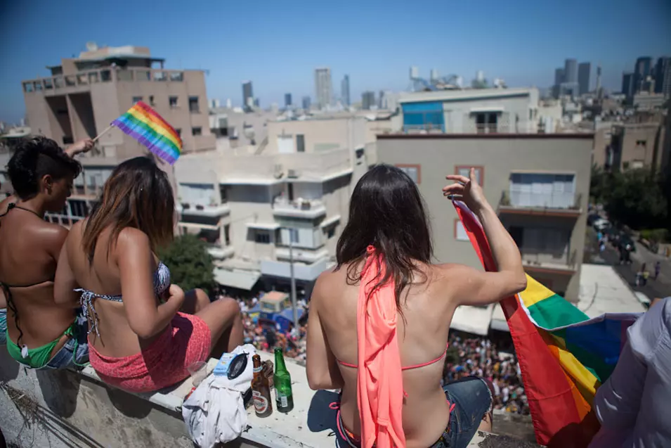 רבבות השתתפו במצעד הגאווה בתל אביב