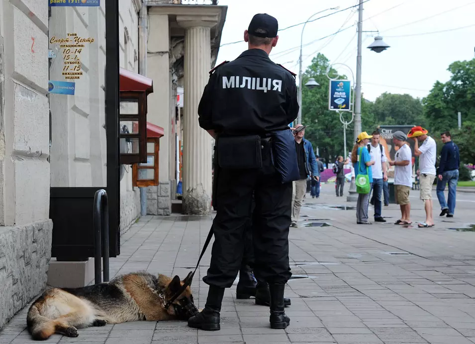 כשהשוטרים שמעו שהוא יהודי, הם הגבירו את האלימות כלפיו. שוטר בלבוב, אוקראינה