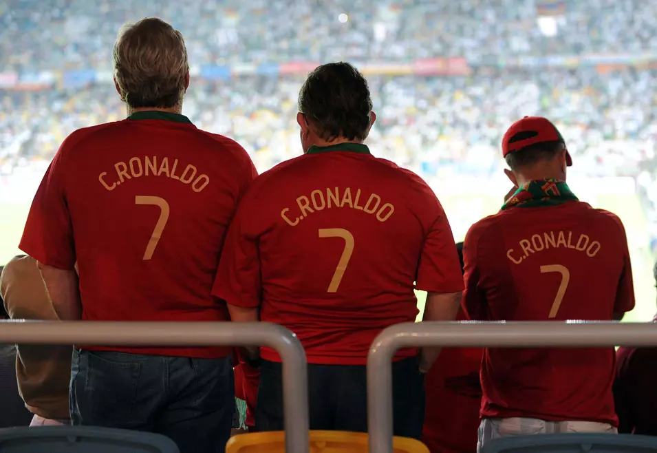 אוהדי נבחרת פורטוגל עם חולצות של כריסטיאנו רונאלדו