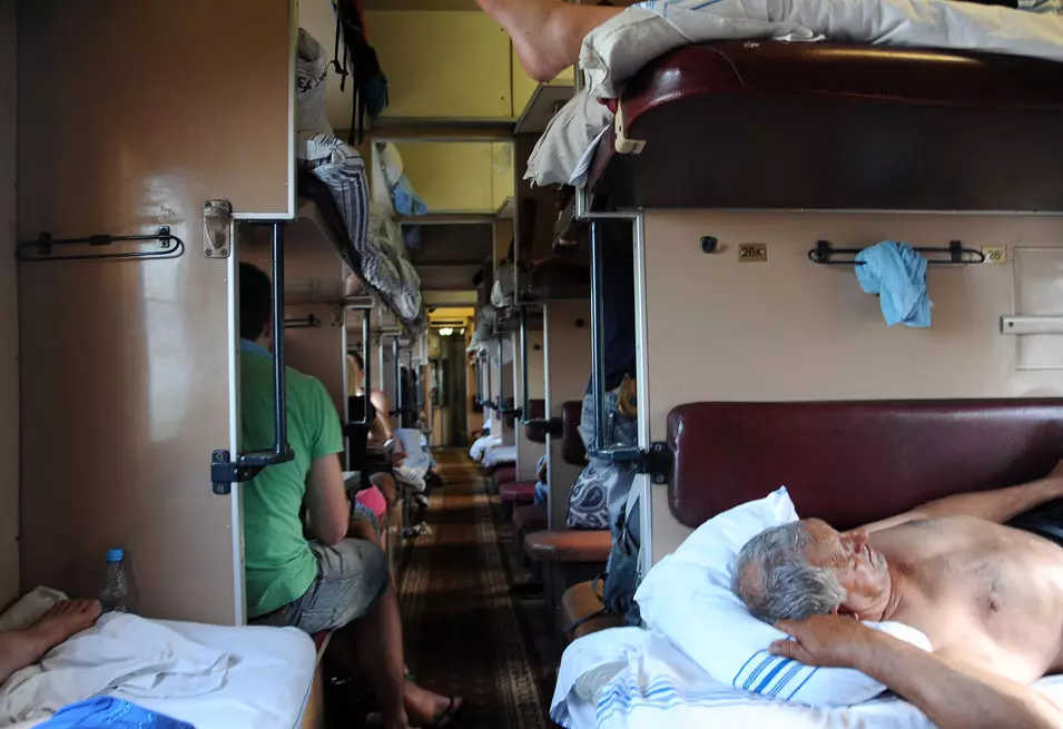 נוסעים על רכבת של 12 שעות מקייב לדונייצק, אוקראינה, יורו 2012