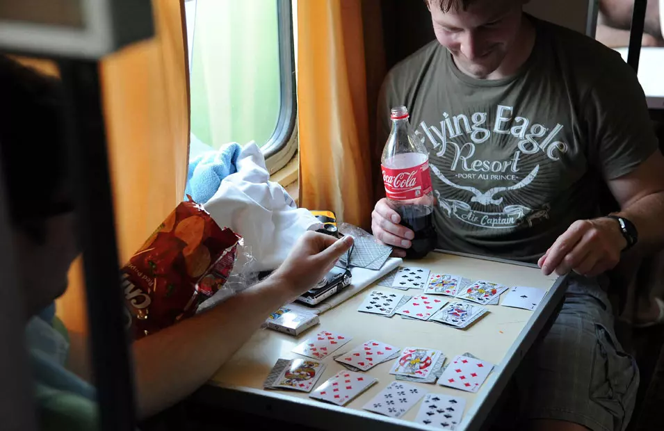 נוסעים על רכבת של 12 שעות מקייב לדונייצק, אוקראינה, יורו 2012