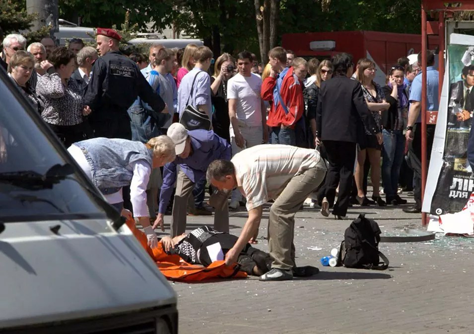 טיפול בפצוע בזירת אחד הפיגועים הקודמים בדניפרופטרובסק, ב-27 באפריל