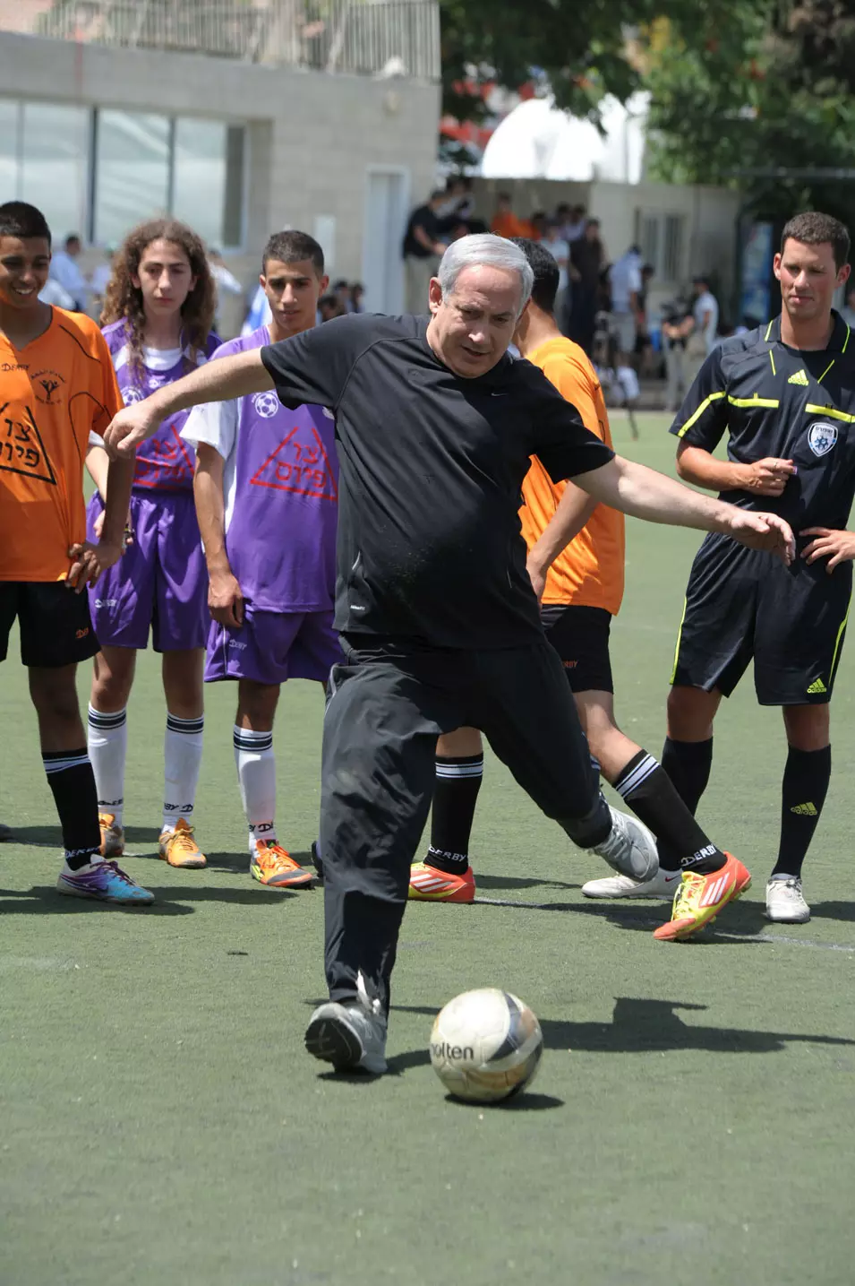 מכדרר מהר יותר ממסי, קופץ גבוה יותר מג'ורדן? נתניהו משחק כדורגל, היום