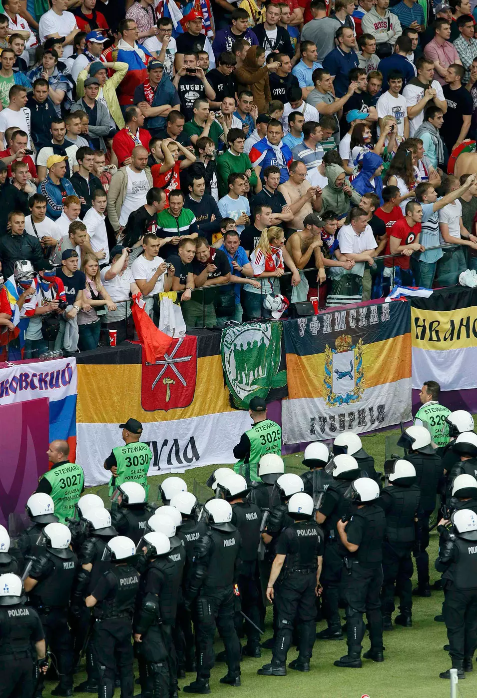 האלימות עולה ביוקר. שוטרים שומרים על אוהדי רוסיה אחרי המשחק מול פולין