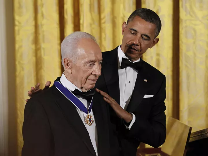 אובמה מעניק את המדלייה לשמעון פרס ב-2012