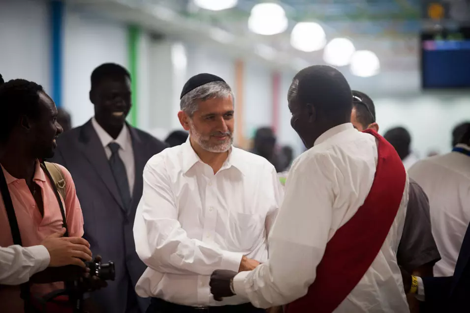 שר הפנים, אלי ישי, עם האזרחים הזרים בנתב"ג