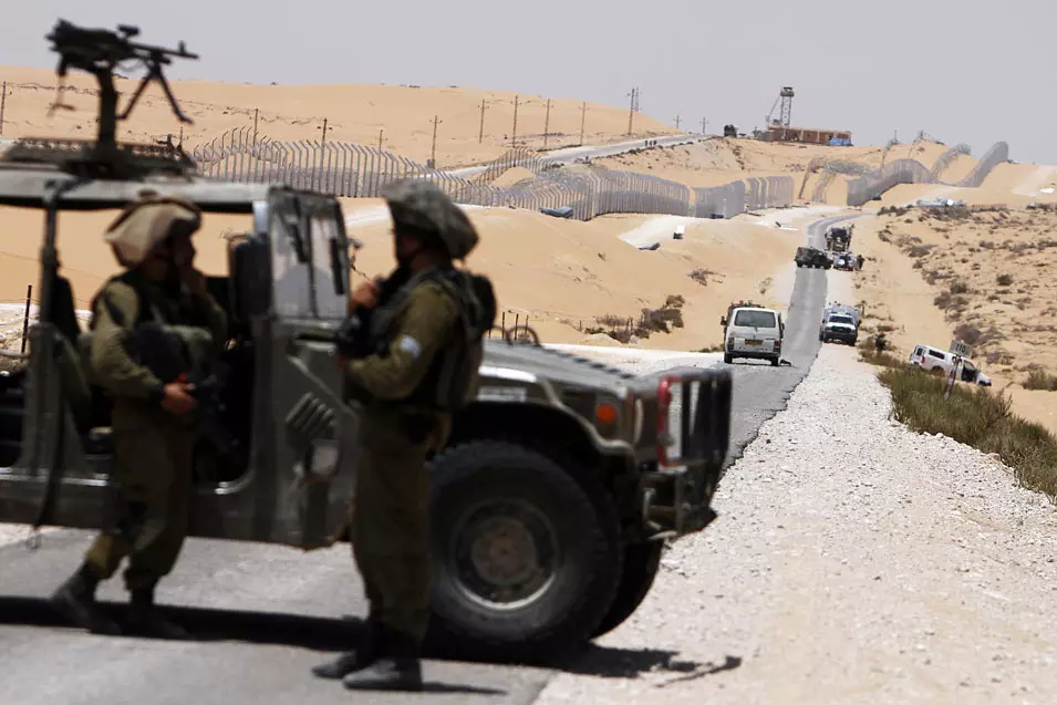 "מי שזמין לכל הנחיה של הממשלה הוא משרד הביטחון". חיילי צה"ל ליד הגדר בגבול מצרים