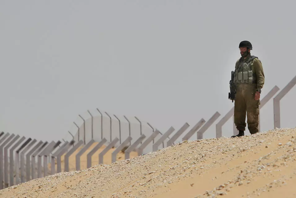 "בניית גדר הגבול הולכת ונשלמת ומקומות ההברחה קטנים, ולכן הנחה אותנו אלוף הפיקוד לבצע פעילות לאיתור הברחות סמים על הגבול"