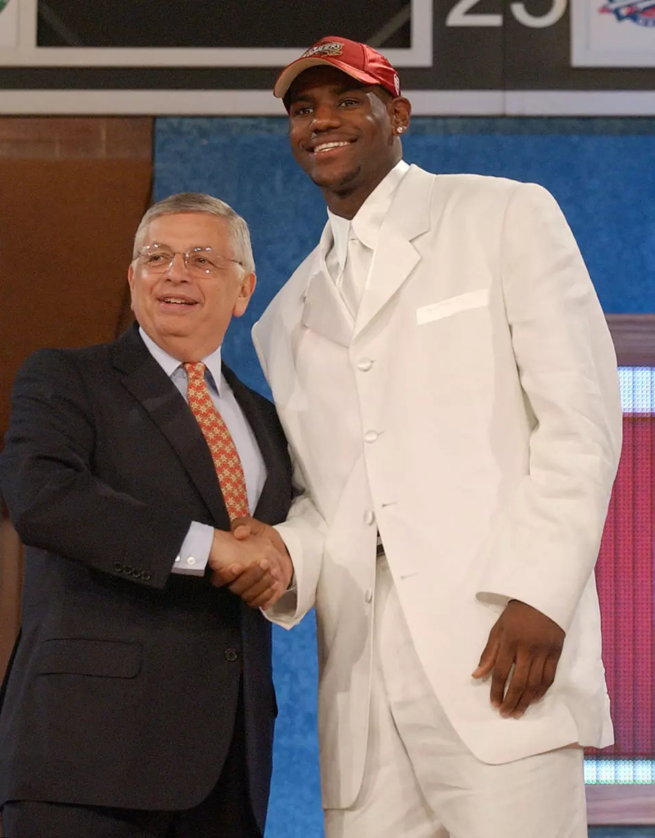 26 ביוני 2003: לברון ג'יימס עם דיוויד סטרן לאחר שנבחר ראשון בדראפט ה-NBA  על ידי קליבלנד