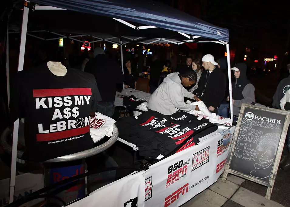 2 בדצמבר 2010: אוהדים מוכרים חולצות נגד לברון ג'יימס לפני משחק הבכורה שלו במדי מיאמי היט מול הקאבלירס