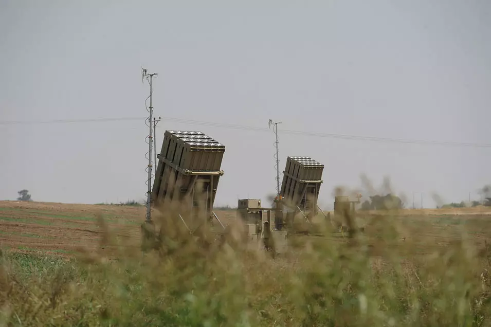 כיפת ברזל תגן על בסיסים או על ערים גדולות?