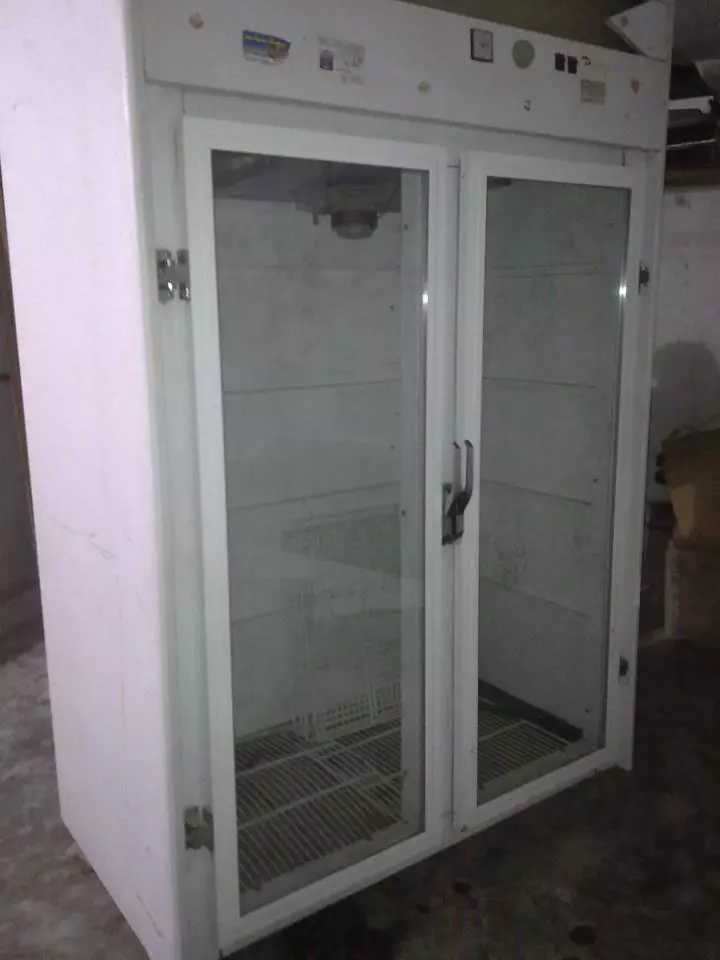 "המקרר שאליו נכנסו השלושה הוא מקרר מסחרי". המקרר הישן