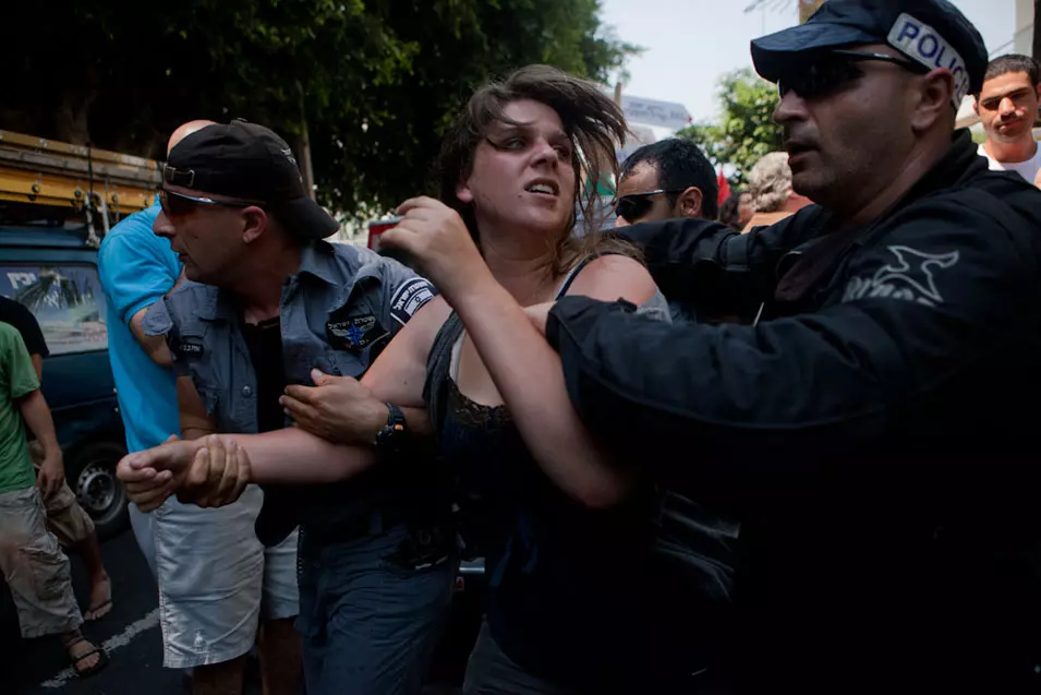 "הפקנו לקחים". שוטרים עוצרים את דפני ליף בהפגנה ביוני