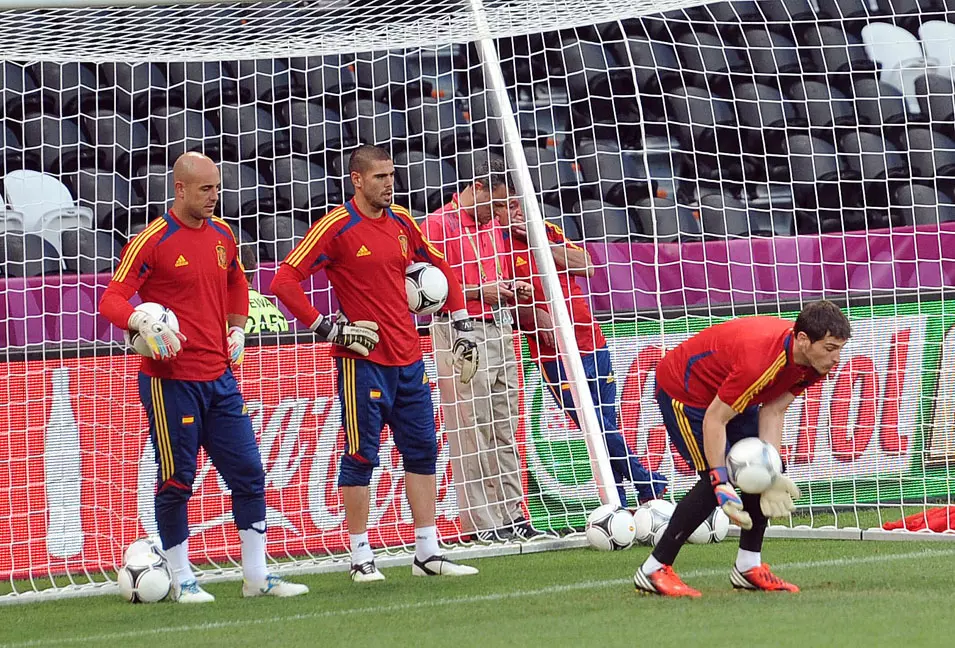 ויקטור ואלדס ופפה ריינה מביטים על שוער נבחרת ספרד איקר קסיאס במהלך אימון הנבחרת