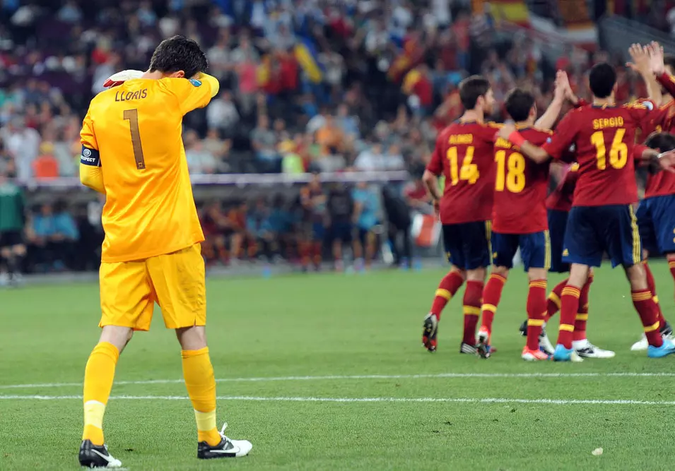 הודגו לוריס שוער נבחרת צרפת, צופה בשחקני נבחרת ספרד חוגגים