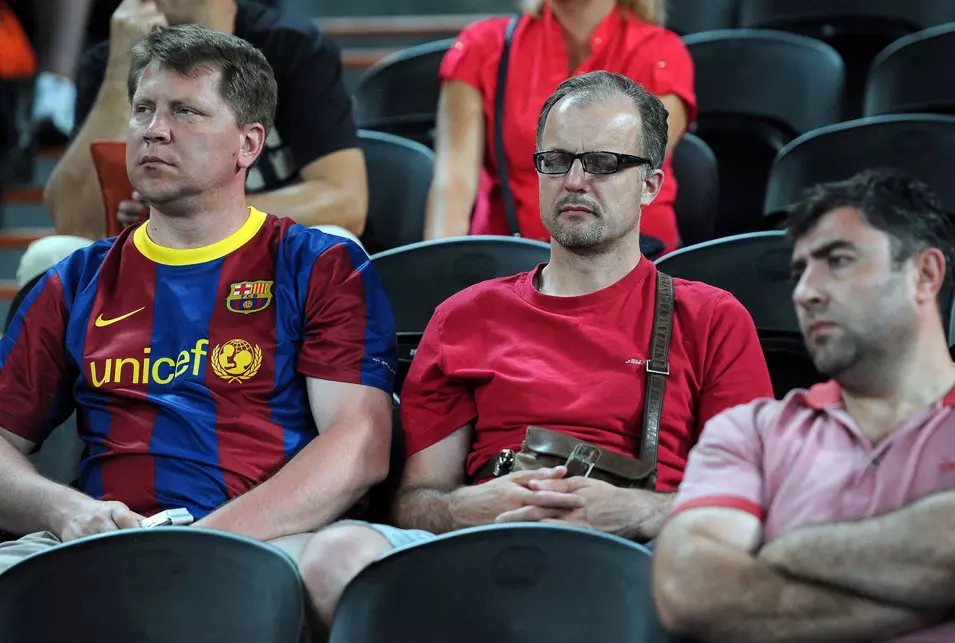 אוהדי נבחרת ספרד מנמנם במשחק מול צרפת