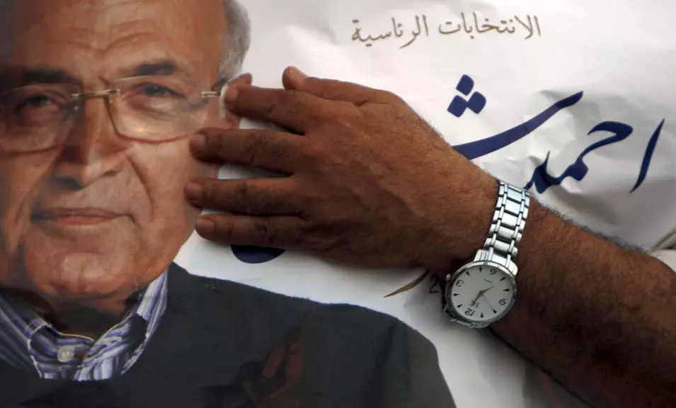 כרזה של שפיק מונפת על ידי תומכיו בקהיר, השבוע לפני ההכרזה על תוצאות הבחירות