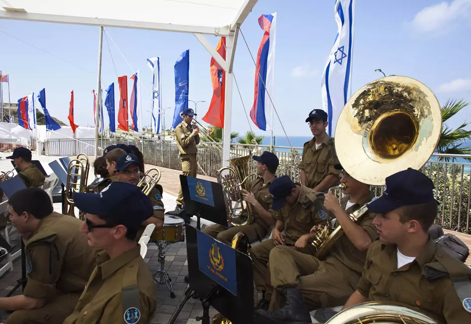 תזמורת צה"ל מול האנדרטה