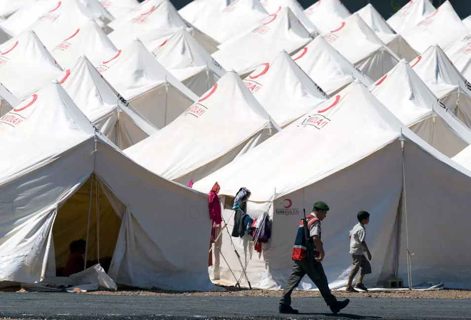 הקצינים ביקשו מקלט מדיני יחד עם בני משפחותיהם. מחנה פליטים בעיירה יילדאגי בדרום טורקיה