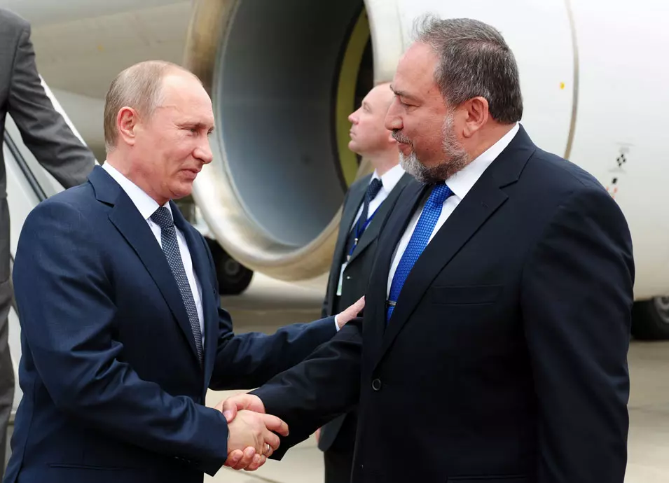 שר החוץ קיבל את פניו של הנשיא הרוסי בנמל התעופה. ליברמן ופוטין