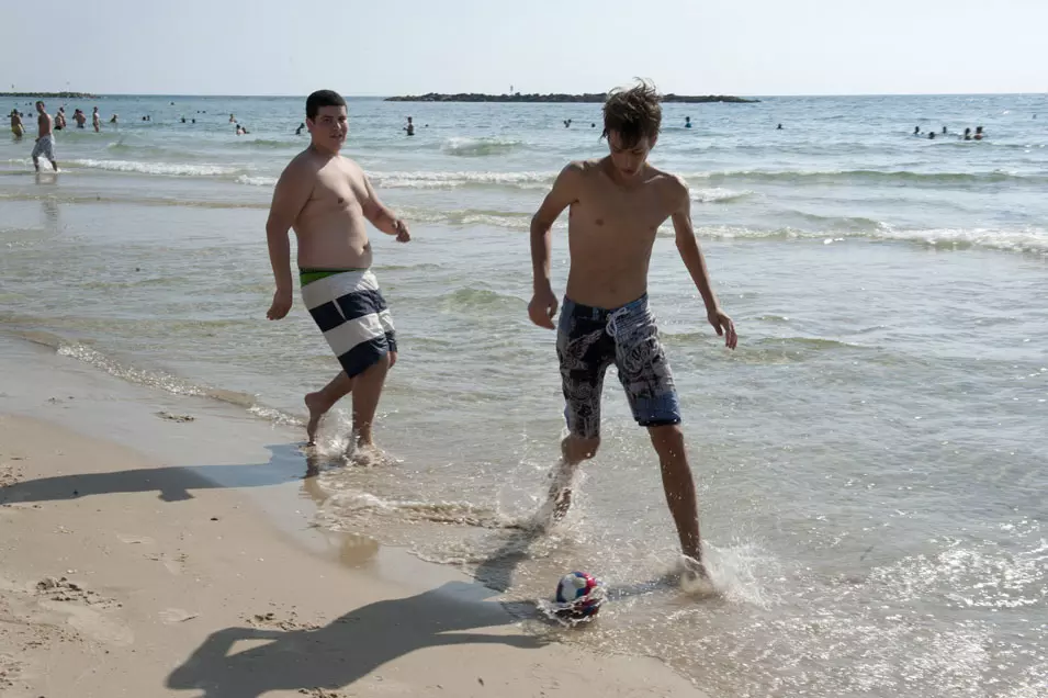 בני נוער מבלים על חוף הים בחופש הגדול 2012