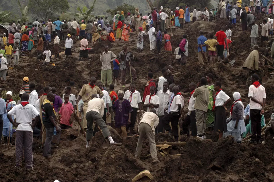 חיפוש אחר ניצולים ממפולת בוץ שהתרחשה באוגנדה ב-2010