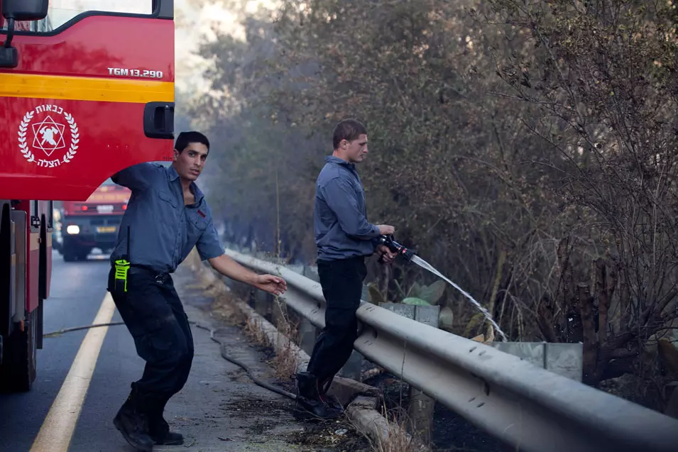 כבאים פועלים לכיבוי השריפה באזור מבשרת ציון