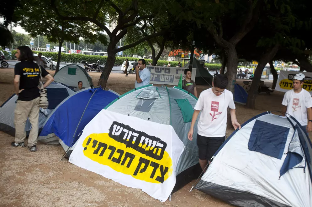 אגרוף הברזל המופעל נגדם מסמל את כישלון השלטון