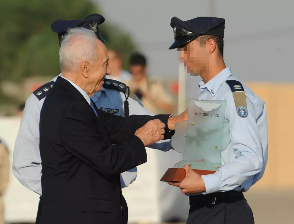 "אירן - מרכז טרור בינלאומי, עסוקה בבניית נשק גרעיני". פרס מעניק כנפי טיס