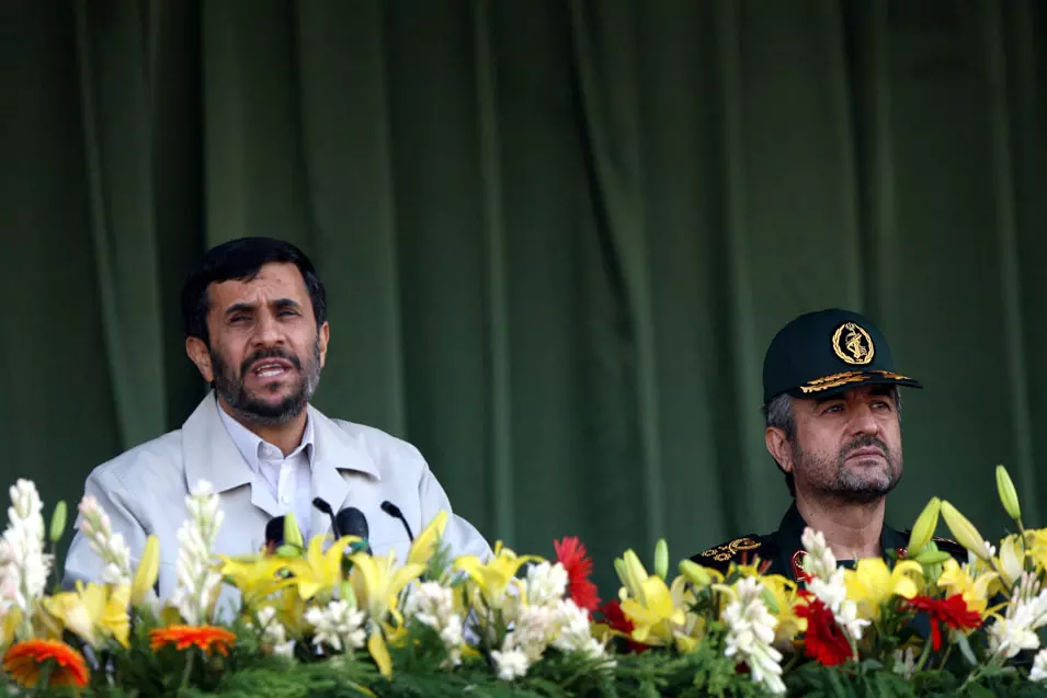 המוח מאחורי התכנית? מפקד משמרות המהפכה, מוחמד עלי ג'עפרי, לצד אחמדינג'ד