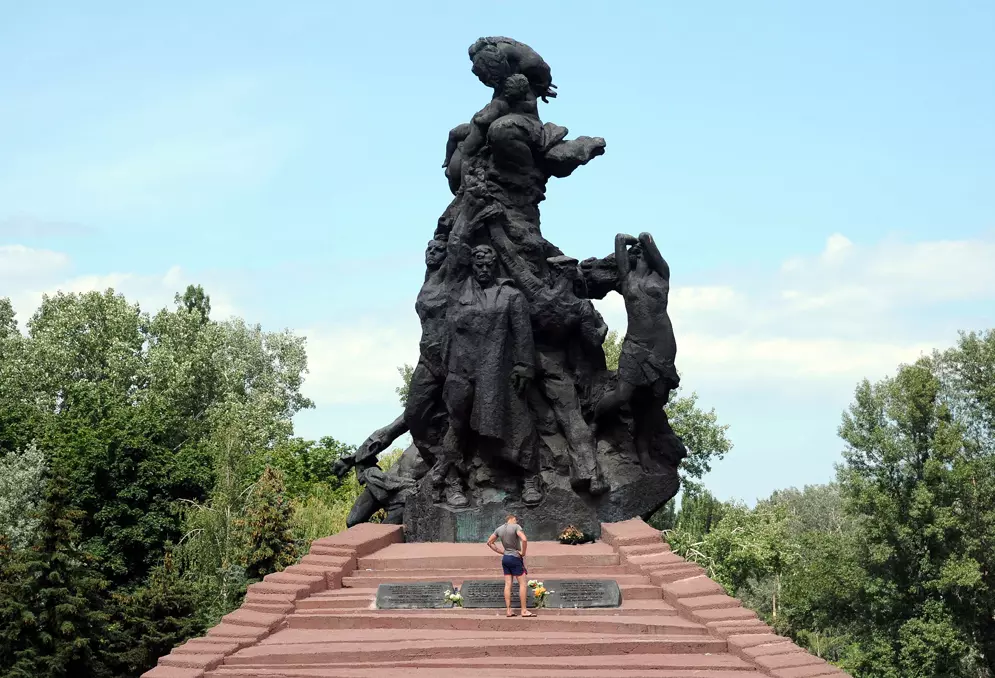 אנדרטת זיכרון ביער באבי יאר אוקראינה