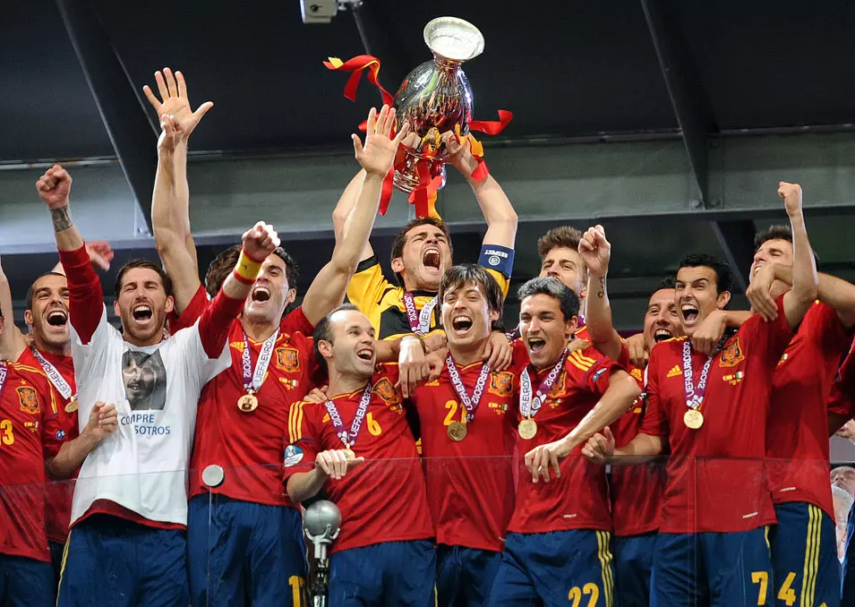 שחקני נבחרת ספרד מניפים את גביע יורו 2012