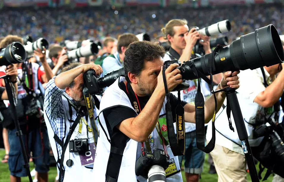 צלמים מצלמים את תמונת ההנפה של גביע יורו 2012