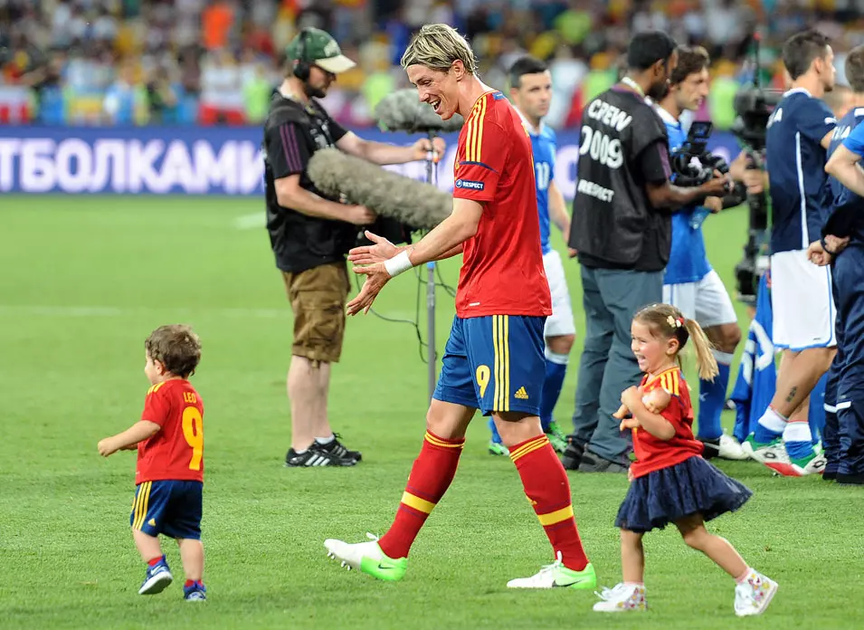 פרננדו טורס שחקן נבחרת ספרד עם ילדיו